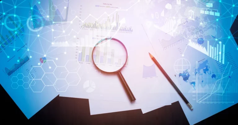 Transparenzregister: Lupe auf Unterlagen zur Prüfung der wirtschaftlich berechtigten Personen